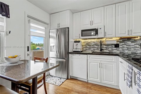 Condo in Hollywood, Florida, 2 bedrooms  № 2022095 - photo 6