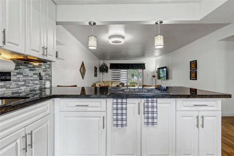 Condo in Hollywood, Florida, 2 bedrooms  № 2022095 - photo 8