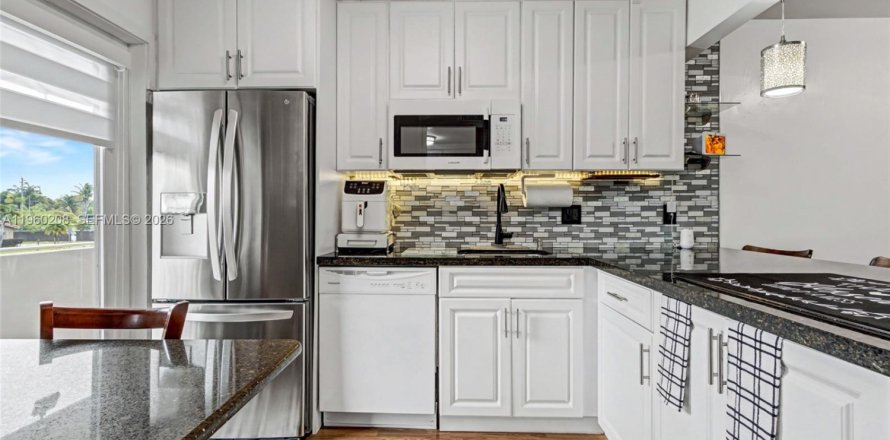 Condo in Hollywood, Florida, 2 bedrooms  № 2022095