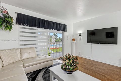 Condo in Hollywood, Florida, 2 bedrooms  № 2022095 - photo 15