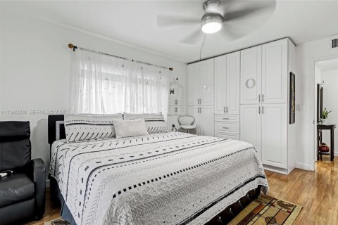 Condo in Hollywood, Florida, 2 bedrooms  № 2022095 - photo 22