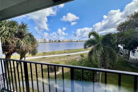 Condo in West Palm Beach, Florida, 1 bedroom  № 1709870 - photo 2