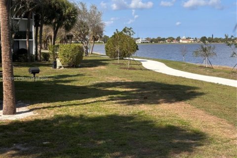 Condo in West Palm Beach, Florida, 1 bedroom  № 1709870 - photo 13