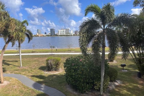 Condo in West Palm Beach, Florida, 1 bedroom  № 1709870 - photo 3