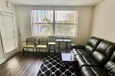 Condo in West Palm Beach, Florida, 1 bedroom  № 1709870 - photo 4