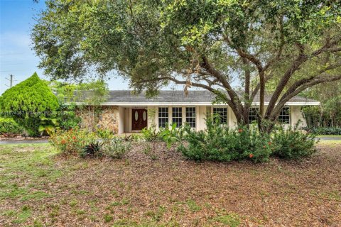 House in Palmetto Bay, Florida 4 bedrooms, 276.76 sq.m. № 1921961 - photo 2