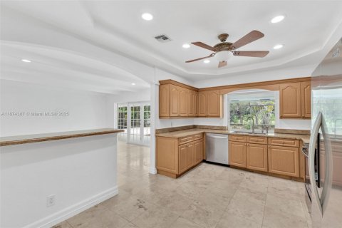 House in Palmetto Bay, Florida 4 bedrooms, 276.76 sq.m. № 1921961 - photo 10