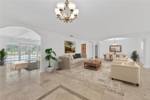 House in Palmetto Bay, Florida 4 bedrooms, 276.76 sq.m. № 1921961 - photo 1