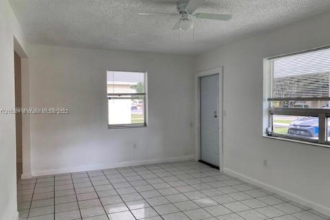 House in Miramar, Florida 3 bedrooms, 97.27 sq.m. № 1966761 - photo 8