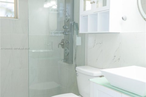 Casa en venta en Miami, Florida, 4 dormitorios, 145.95 m2 № 1999724 - foto 4
