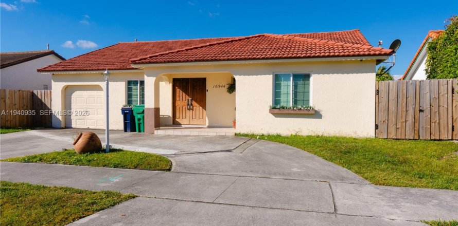 House in Miami, Florida 4 bedrooms, 145.95 sq.m. № 1999724