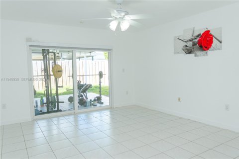 Casa en venta en Miami, Florida, 4 dormitorios, 145.95 m2 № 1999724 - foto 7