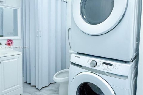 Casa en venta en Miami, Florida, 4 dormitorios, 145.95 m2 № 1999724 - foto 2