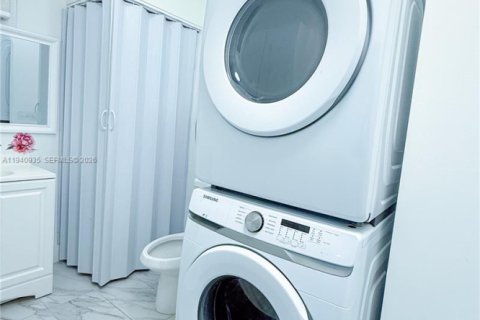 Casa en venta en Miami, Florida, 4 dormitorios, 145.95 m2 № 1999724 - foto 3