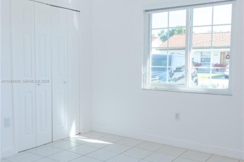 House in Miami, Florida 4 bedrooms, 145.95 sq.m. № 1999724 - photo 26