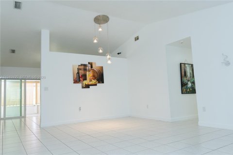 House in Miami, Florida 4 bedrooms, 145.95 sq.m. № 1999724 - photo 24