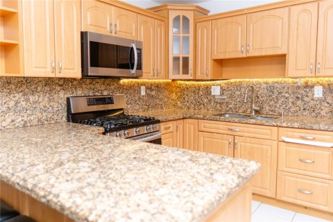 Casa en venta en Miami, Florida, 4 dormitorios, 145.95 m2 № 1999724 - foto 14