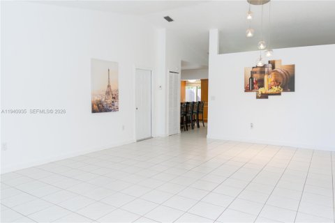 House in Miami, Florida 4 bedrooms, 145.95 sq.m. № 1999724 - photo 22