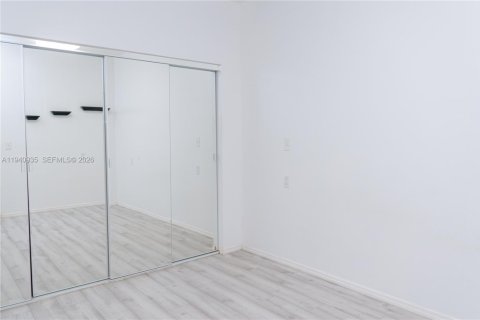 Casa en venta en Miami, Florida, 4 dormitorios, 145.95 m2 № 1999724 - foto 1