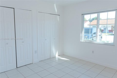 House in Miami, Florida 4 bedrooms, 145.95 sq.m. № 1999724 - photo 25