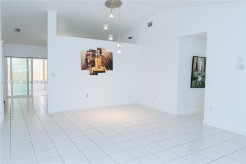 House in Miami, Florida 4 bedrooms, 145.95 sq.m. № 1999724 - photo 23