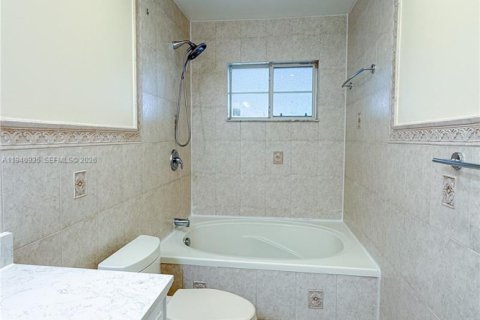 Casa en venta en Miami, Florida, 4 dormitorios, 145.95 m2 № 1999724 - foto 8