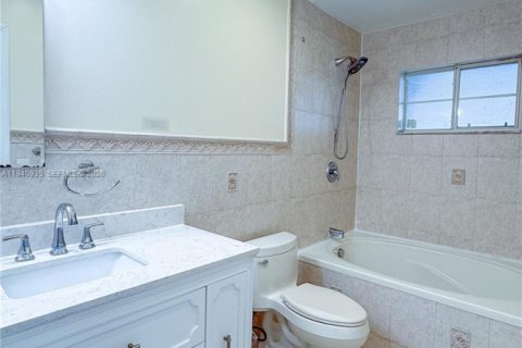 Casa en venta en Miami, Florida, 4 dormitorios, 145.95 m2 № 1999724 - foto 9