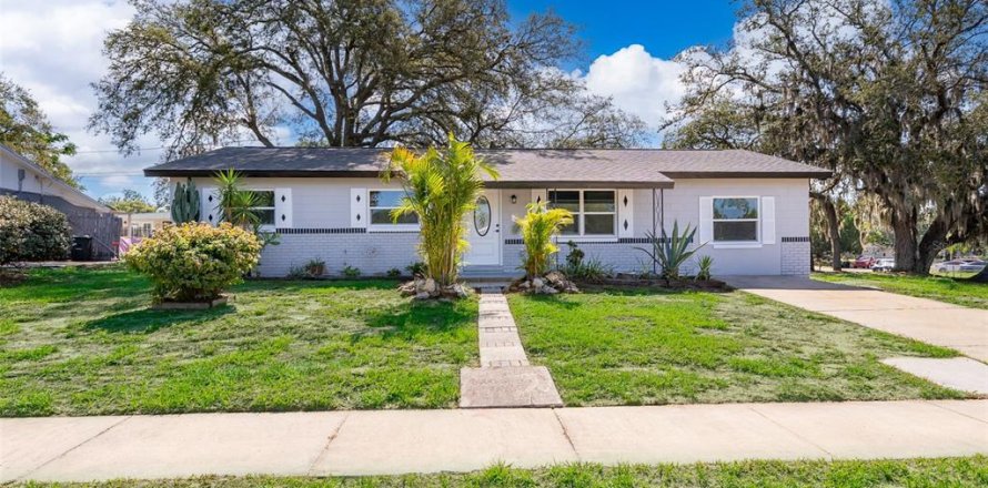 House in Orlando, Florida 3 bedrooms, 130.43 sq.m. № 1725382