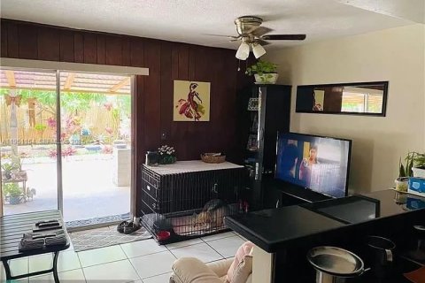 Villa ou maison à louer à Tamarac, Floride: 3 chambres, 228.35 m2 № 2008669 - photo 5