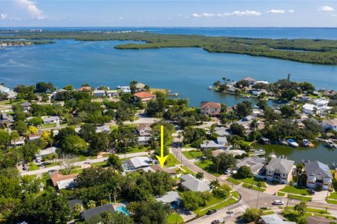 House in Saint Petersburg, Florida 3 bedrooms, 138.52 sq.m. № 1716938 - photo 7