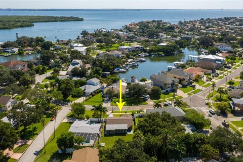 House in Saint Petersburg, Florida 3 bedrooms, 138.52 sq.m. № 1716938 - photo 6