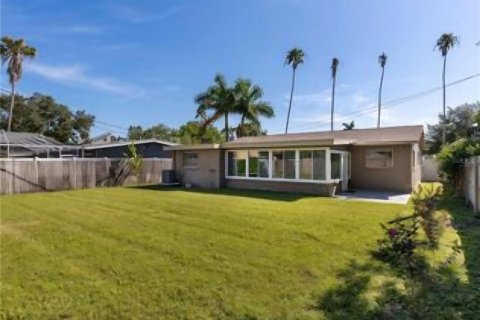 House in Saint Petersburg, Florida 3 bedrooms, 138.52 sq.m. № 1716938 - photo 2