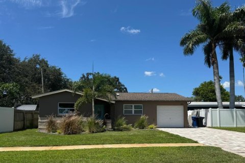 House in Saint Petersburg, Florida 3 bedrooms, 138.52 sq.m. № 1716938 - photo 1