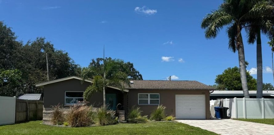 House in Saint Petersburg, Florida 3 bedrooms, 138.52 sq.m. № 1716938