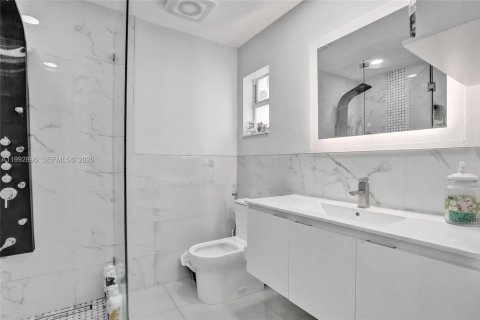 House in Miami, Florida 4 bedrooms, 198.35 sq.m. № 2066126 - photo 21