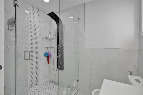 House in Miami, Florida 4 bedrooms, 198.35 sq.m. № 2066126 - photo 22