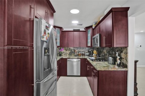 House in Miami, Florida 4 bedrooms, 198.35 sq.m. № 2066126 - photo 9