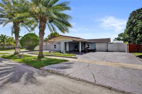 House in Miami, Florida 4 bedrooms, 198.35 sq.m. № 2066126 - photo 3