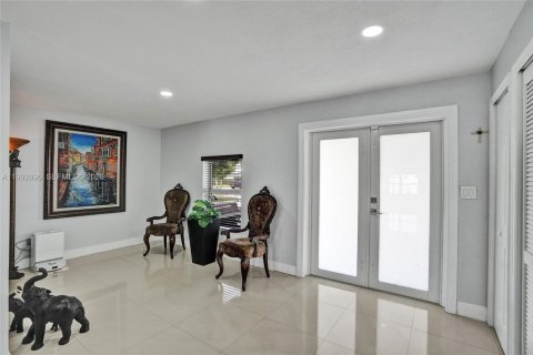 House in Miami, Florida 4 bedrooms, 198.35 sq.m. № 2066126 - photo 6