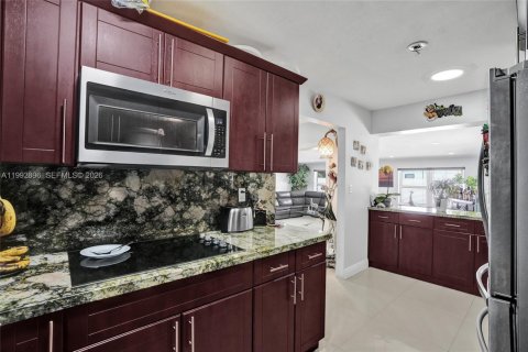 House in Miami, Florida 4 bedrooms, 198.35 sq.m. № 2066126 - photo 10