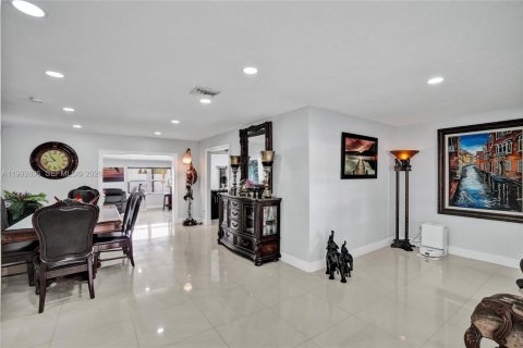 House in Miami, Florida 4 bedrooms, 198.35 sq.m. № 2066126 - photo 7