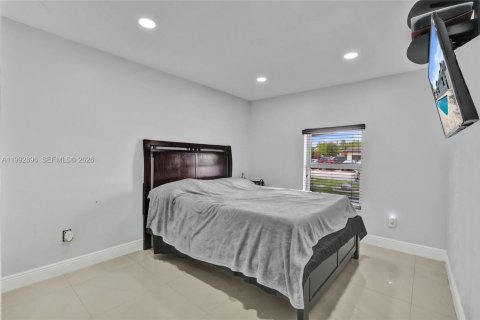 House in Miami, Florida 4 bedrooms, 198.35 sq.m. № 2066126 - photo 27