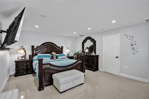 House in Miami, Florida 4 bedrooms, 198.35 sq.m. № 2066126 - photo 18