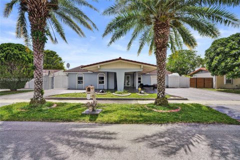 House in Miami, Florida 4 bedrooms, 198.35 sq.m. № 2066126