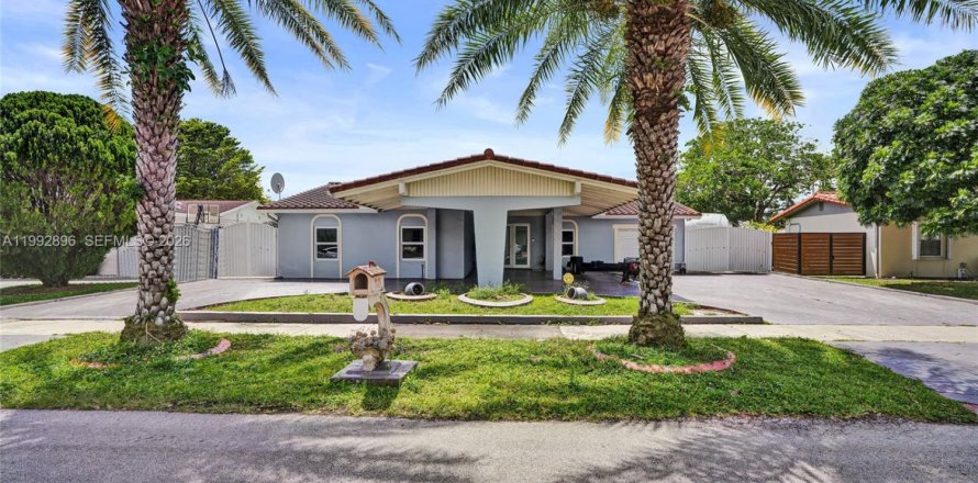 House in Miami, Florida 4 bedrooms, 198.35 sq.m. № 2066126