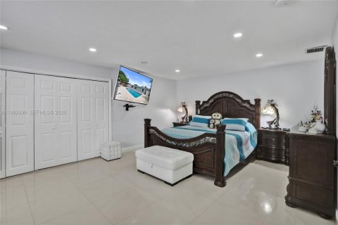 House in Miami, Florida 4 bedrooms, 198.35 sq.m. № 2066126 - photo 16