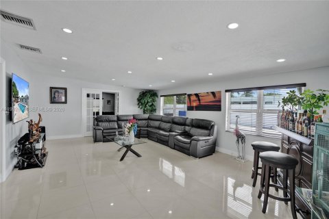 House in Miami, Florida 4 bedrooms, 198.35 sq.m. № 2066126 - photo 12