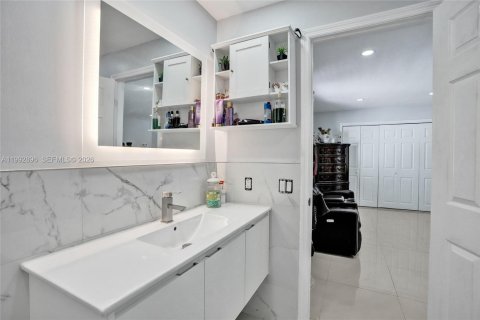 House in Miami, Florida 4 bedrooms, 198.35 sq.m. № 2066126 - photo 23