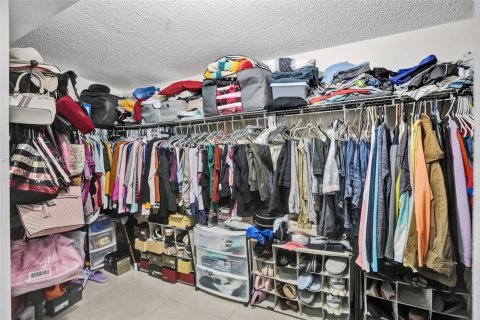 House in Miami, Florida 4 bedrooms, 198.35 sq.m. № 2066126 - photo 24