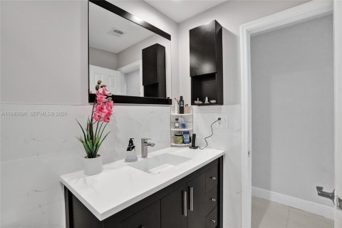 House in Miami, Florida 4 bedrooms, 198.35 sq.m. № 2066126 - photo 26